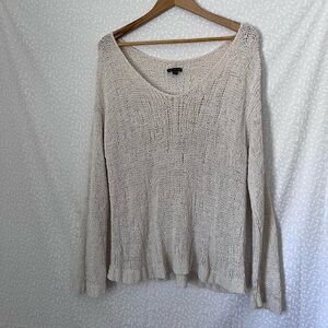 White American Eagle Outfitters v neck lightweight sweater.